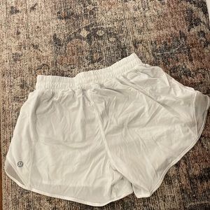 Hotty Hot Low-Rise Lululemon Lined 2.5 inch short, Size 2 Tall